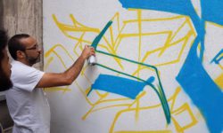 Lors d'ateliers organisés, Rezolution initie les enfants du quartier à l'art du graffiti