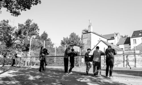 jeunes debout près du terrain de foot du parc de la Rosée