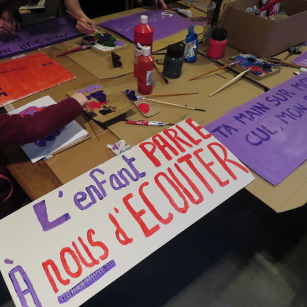« 2 à 3 enfants par classe de CM2 subissent de l’inceste par un membre de la famille. On doit les écouter. ». Cette statistique ressort d’une étude française portant sur les violences sexuelles intrafamiliales sur les enfants. Cette année, une partie du collectif a décidé de porter la voix des enfants victimes d’inceste en créant des pancartes centrées sur le sujet. Saint-Gilles, 2 mars