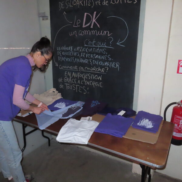 Saint-Gilles, 2 mars. Le collectif a décidé de personnaliser des t-shirts avec des messages engagés afin de récolter des fonds pour financer ses activités. Chaque design est pensé pour porter haut les valeurs du féminisme et de la justice sociale, transformant ces vêtements en véritables supports de revendication. En plus d’être un moyen d’autofinancement, cette initiative permet aussi de diffuser des slogans percutants bien au-delà des manifestations. Ces t-shirts deviennent des symboles d’engagement, visibles au quotidien, permettant à tout le monde, peu importe le sexe, d’affirmer ses convictions et de prolonger la lutte dans l’espace public.