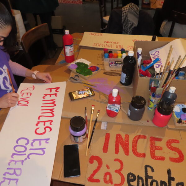 Saint-Gilles, 2 mars. Atelier de préparation des pancartes au Quartier Général de l’association. À quelques jours de la manifestation du 8 mars, une vingtaine de militantes se sont réunies à Saint-Gilles pour concevoir des pancartes porteuses de messages engagés pour la marche féministe. Slogans féministes, dessins revendicatifs et jeux de mots percutants prennent forme dans une ambiance collective et créative. Chacune apporte ses idées et ses couleurs pour exprimer ses revendications, qu’il s’agisse de l’égalité des genres, des droits des femmes ou de l’inceste.